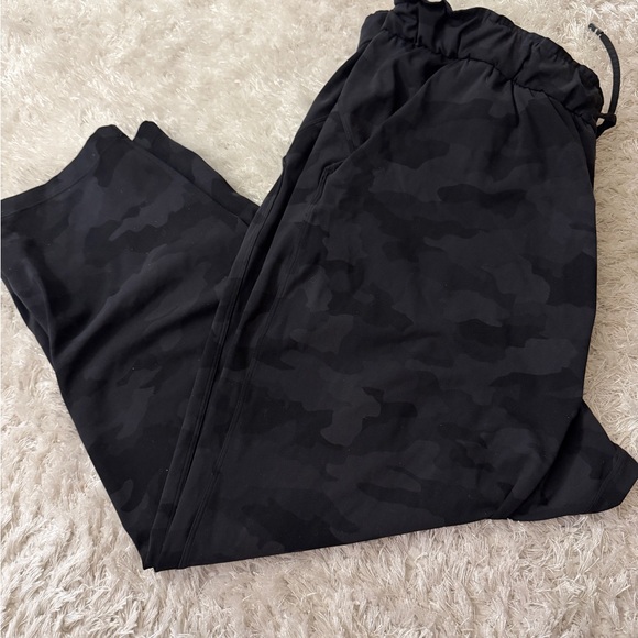 lululemon athletica Black Camo Jogger Leggings - Picture 3 of 4